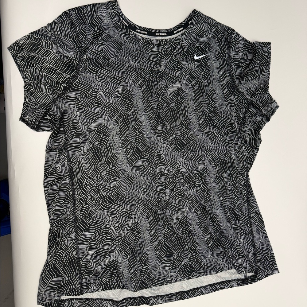 Nike Women's Running Short Sleeve Top - Black and White Wave Design
